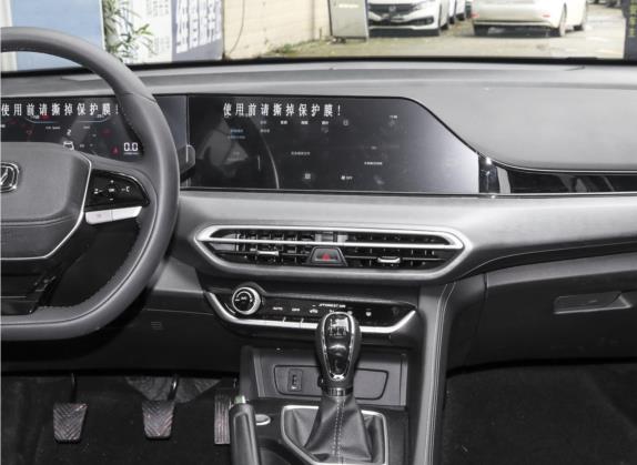 逸动 2022款 PLUS 1.6L GDI 手动豪华型 中控类   中控台