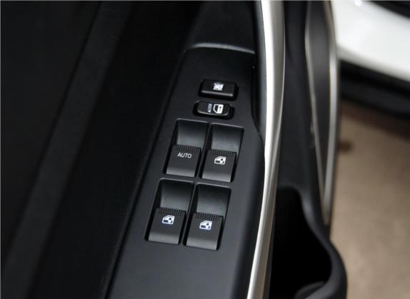 长安CS35 2012款 1.6L 手动舒适型 国V 车厢座椅   门窗控制