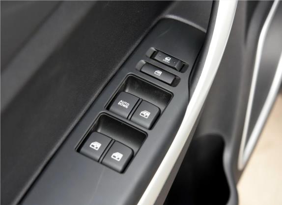 长安CS35 2016款 1.6L 手动豪华型 国V 车厢座椅   门窗控制