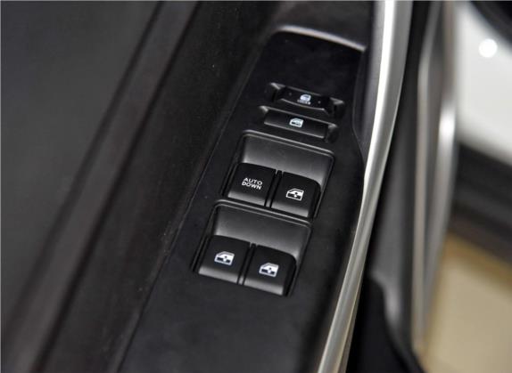 长安CS35 2016款 1.6L 手动豪华型 国IV 车厢座椅   门窗控制