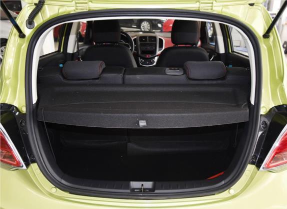 奔奔 2015款 1.4L 手动豪华型 国IV 车厢座椅   后备厢