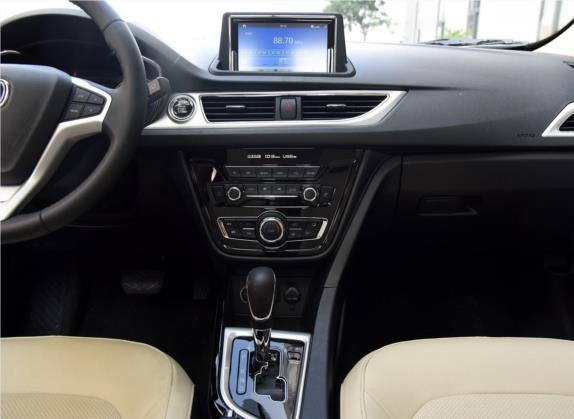 悦翔V7 2016款 1.6L 自动乐趣型 国V 中控类   中控台