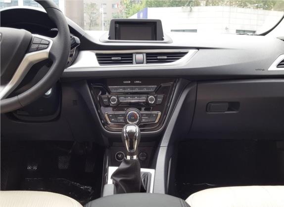 悦翔V7 2016款 1.0T 手动劲驰精英型 中控类   中控台