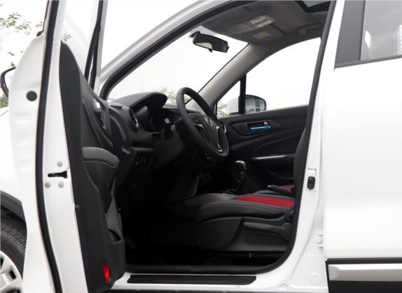 长安CS15 2017款 1.5L 手动豪华天窗版 车厢座椅   前排空间