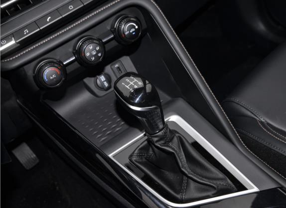 长安CS15 2021款 1.5L 手动进取型 中控类   挡把