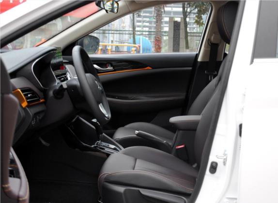逸动DT 2018款 1.6L 自动智享型 车厢座椅   前排空间