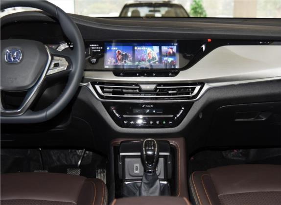 长安CS35PLUS 2018款 1.6L 手动智联版 国V 中控类   中控台