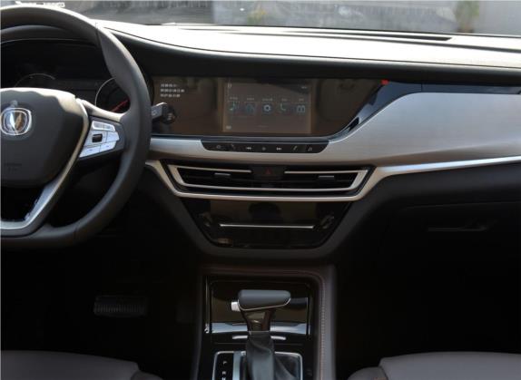 长安CS35PLUS 2019款 1.6L 自动悦联升级版 中控类   中控台