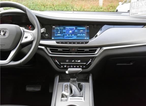 长安CS35PLUS 2021款 荣耀百万版 1.6L CVT豪华版 中控类   中控台