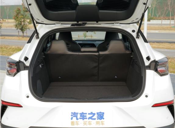 长安UNI-T 2022款 2.0T 尊贵型 车厢座椅   后备厢