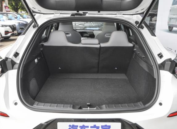 长安UNI-T 2022款 1.5T 智慧领航型 车厢座椅   后备厢