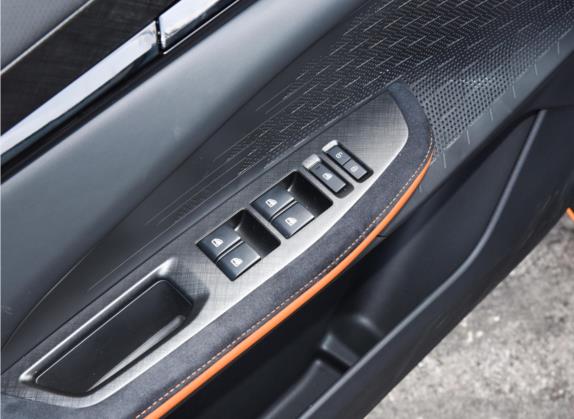 长安UNI-V 2022款 1.5T 运动版 车厢座椅   门窗控制