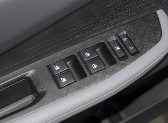 长安UNI-V 2022款 1.5T 卓越型 车厢座椅   门窗控制