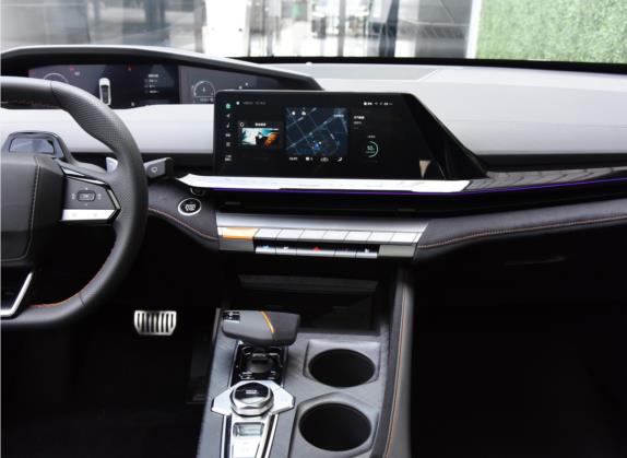 长安UNI-V 2022款 2.0T 领速版 中控类   中控台