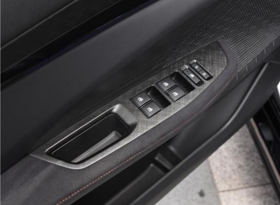 长安UNI-V 2022款 2.0T 领速版 车厢座椅   门窗控制