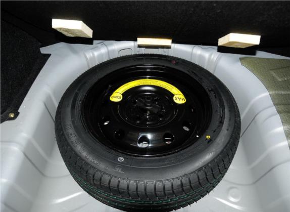 悦翔 2012款 三厢 1.5L 手动运动型 其他细节类   备胎