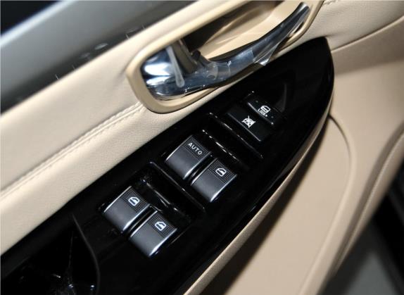 长城C30 2015款 1.5L 手动舒适型 车厢座椅   门窗控制