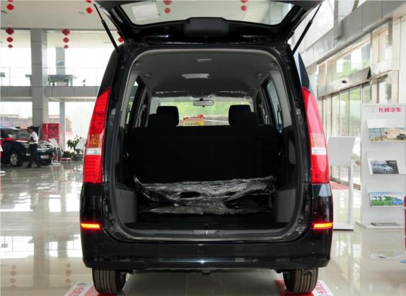长城V80 2011款 2.0L 自动标准型 车厢座椅   后备厢