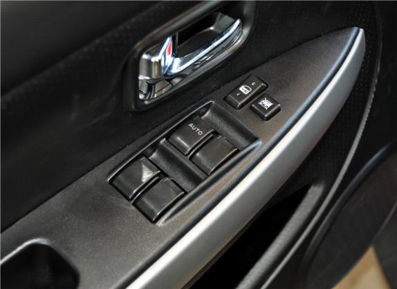 炫丽 2011款 CROSS 1.3L MT 车厢座椅   门窗控制