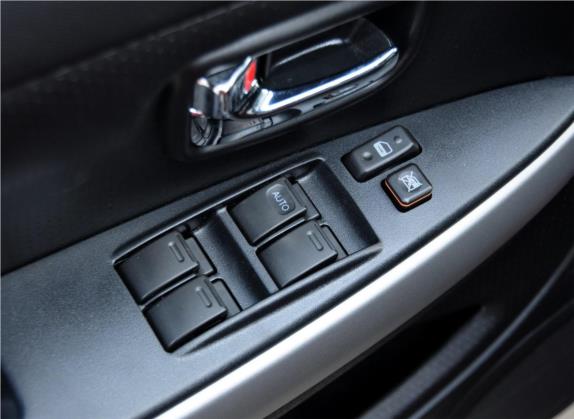 炫丽 2011款 CROSS 1.5L AMT 车厢座椅   门窗控制