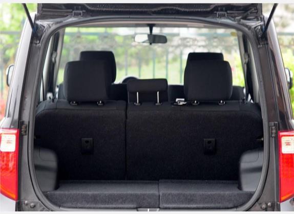 酷熊 2010款 1.5L 自动精英型 车厢座椅   后备厢