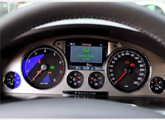 辉腾 2009款 3.6L V6 5座加长顶级版 中控类   仪表盘