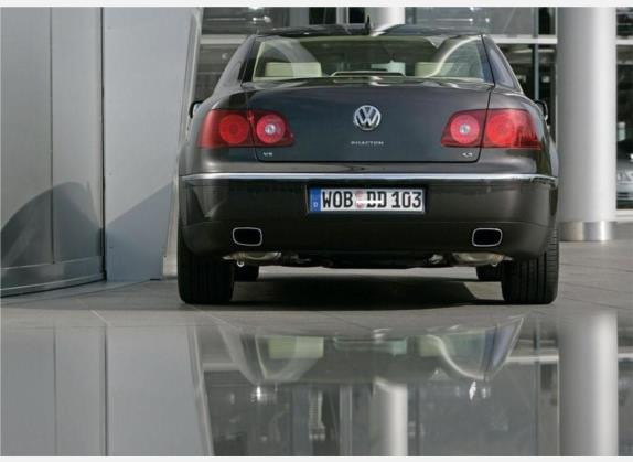 辉腾 2009款 4.2L V8 5座加长行政版 外观   正后