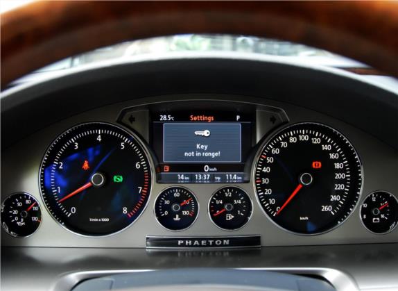 辉腾 2011款 3.6L V6 5座加长舒适版 中控类   仪表盘