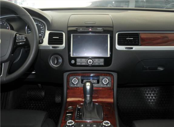 途锐 2011款 3.0TSI 高配型 中控类   中控台