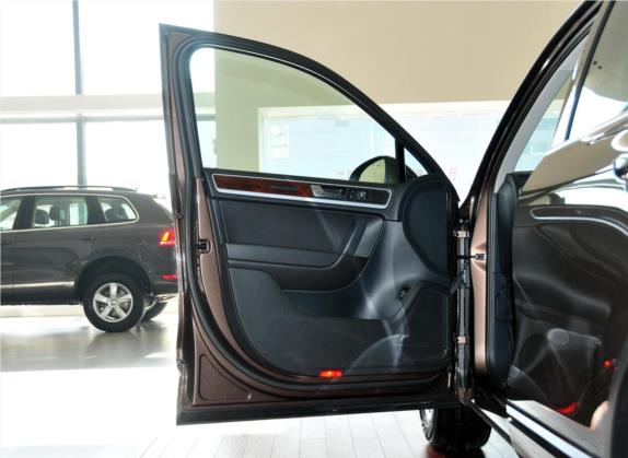 途锐 2011款 3.0TSI 高配型 车厢座椅   前门板