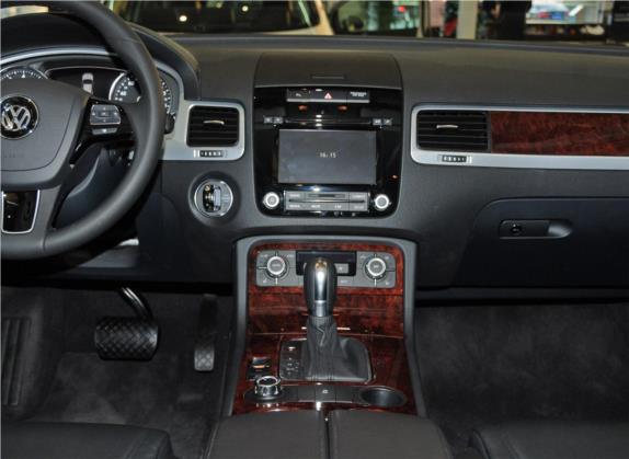 途锐 2011款 3.0TSI 标配型 中控类   中控台