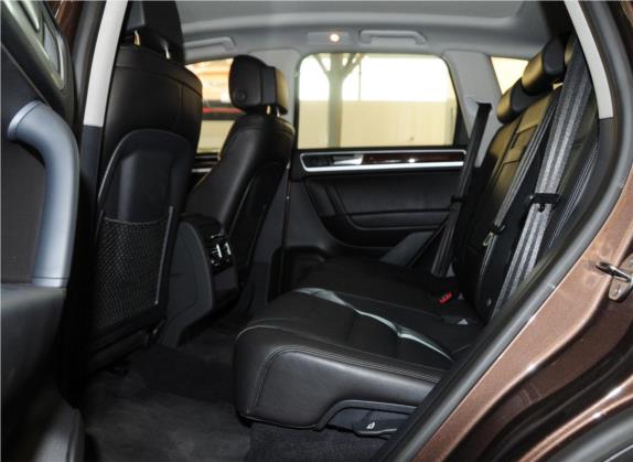 途锐 2011款 3.0TSI 标配型 车厢座椅   后排空间