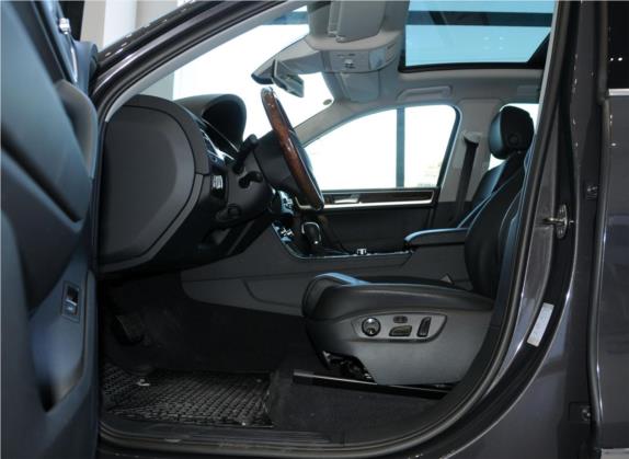 途锐 2011款 3.0TSI 豪华型 车厢座椅   前排空间