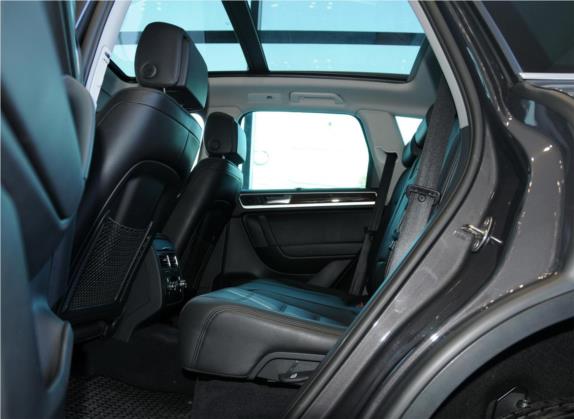 途锐 2011款 3.0TSI 豪华型 车厢座椅   后排空间
