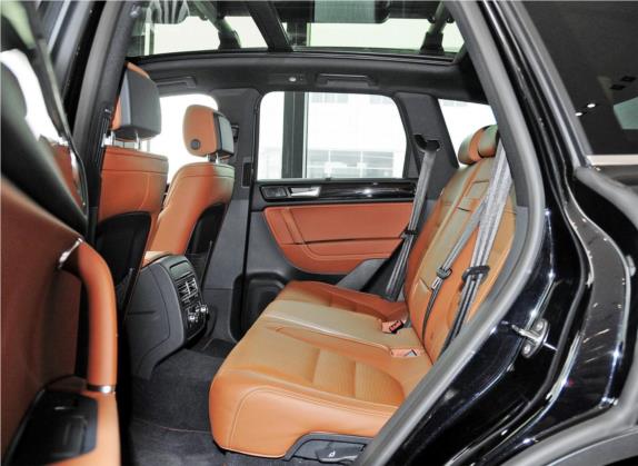 途锐 2013款 3.0TSI X 十周年限量版 车厢座椅   后排空间