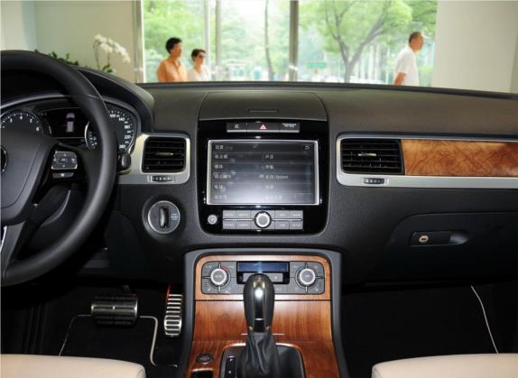 途锐 2014款 4.2L 标准型 中控类   中控台
