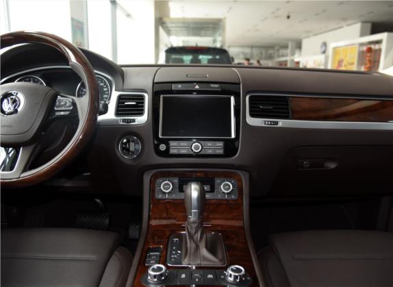 途锐 2015款 3.0TSI 耀锐限量版 中控类   中控台