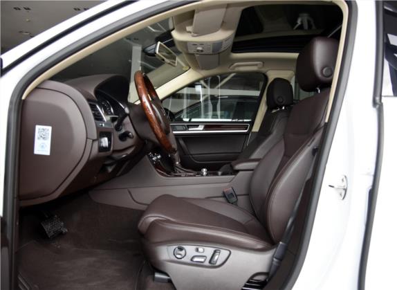 途锐 2015款 3.0TSI 耀锐限量版 车厢座椅   前排空间