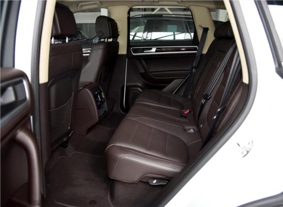 途锐 2015款 3.0TSI 耀锐限量版 车厢座椅   后排空间