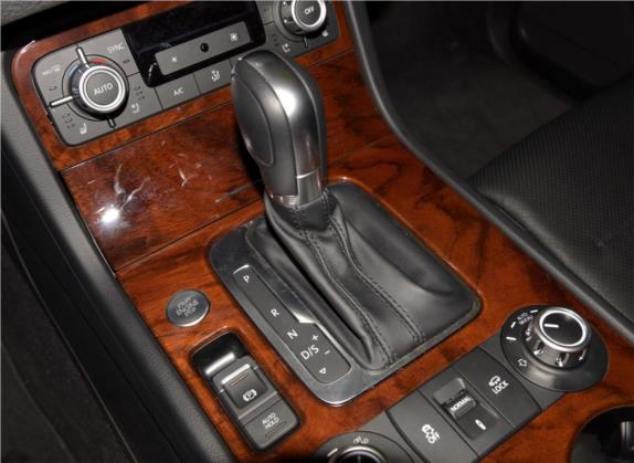 途锐 2015款 3.0TSI 豪华型 中控类   挡把