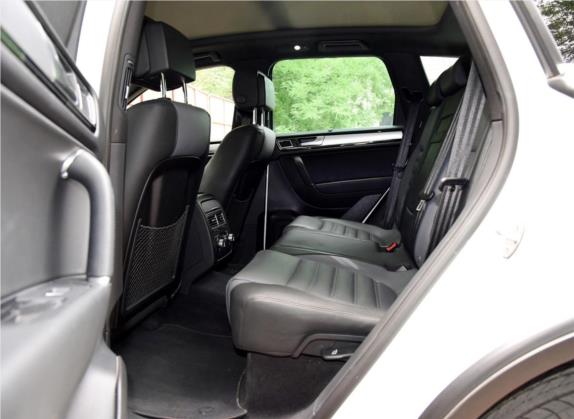 途锐 2016款 3.0TSI R-Line 车厢座椅   后排空间