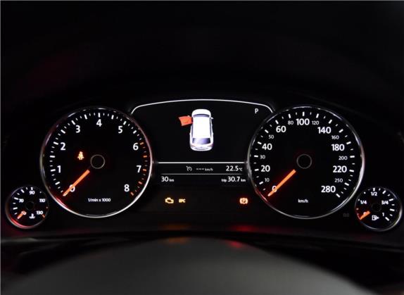 途锐 2017款 3.0TSI 启程型 中控类   仪表盘