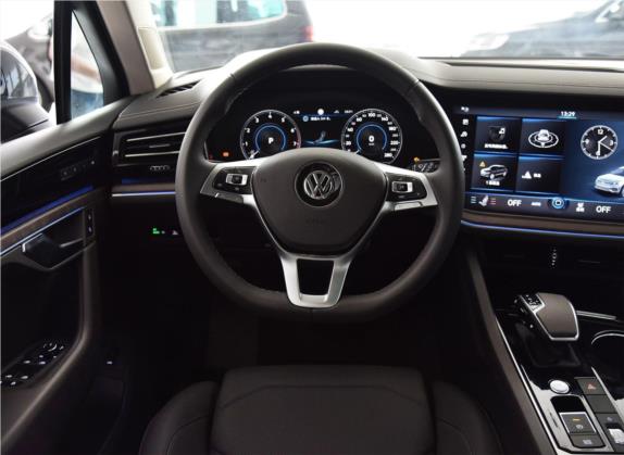 途锐 2019款 3.0TSI 锐锋版 国V 中控类   驾驶位