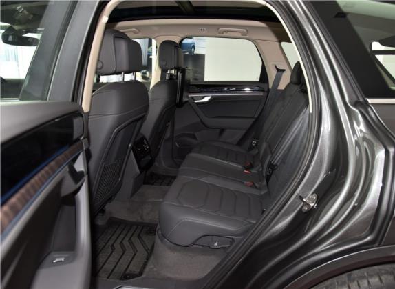 途锐 2019款 3.0TSI 锐锋版 国V 车厢座椅   后排空间