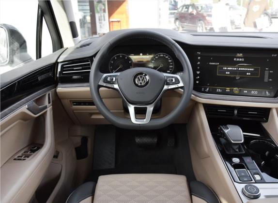 途锐 2019款 3.0TSI 锐智版 国V 中控类   驾驶位