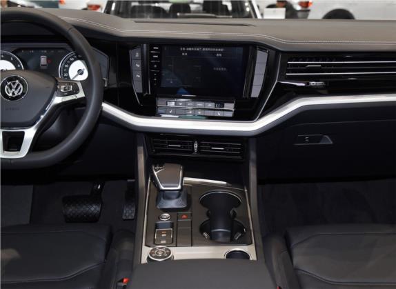 途锐 2019款 2.0TSI 领航版 国VI 中控类   中控台