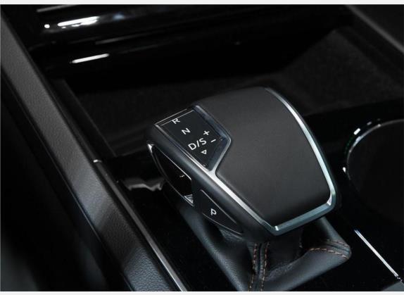 途锐 2020款 3.0TSI 百万纪念版 国VI 中控类   挡把