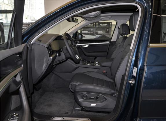 途锐 2020款 3.0TSI 锐享版 国VI 车厢座椅   前排空间