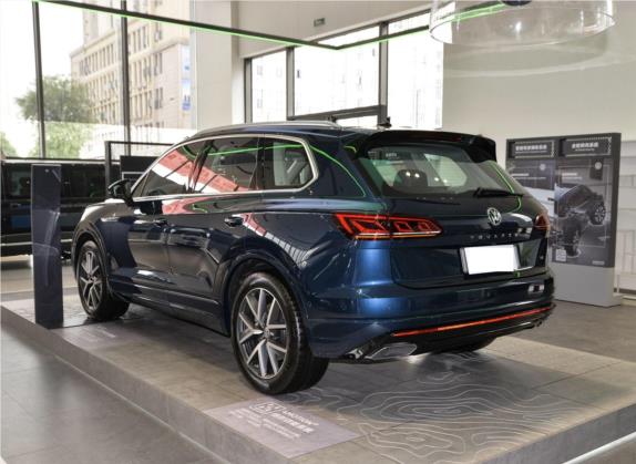 途锐 2020款 3.0TSI 锐享版 国VI 外观   斜后