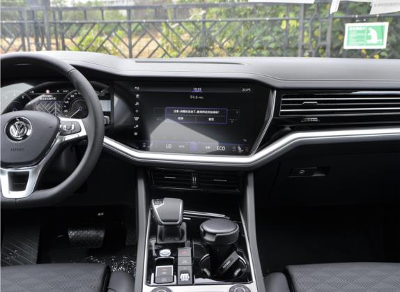 途锐 2020款 3.0TSI 锐尊版 国VI 中控类   中控台